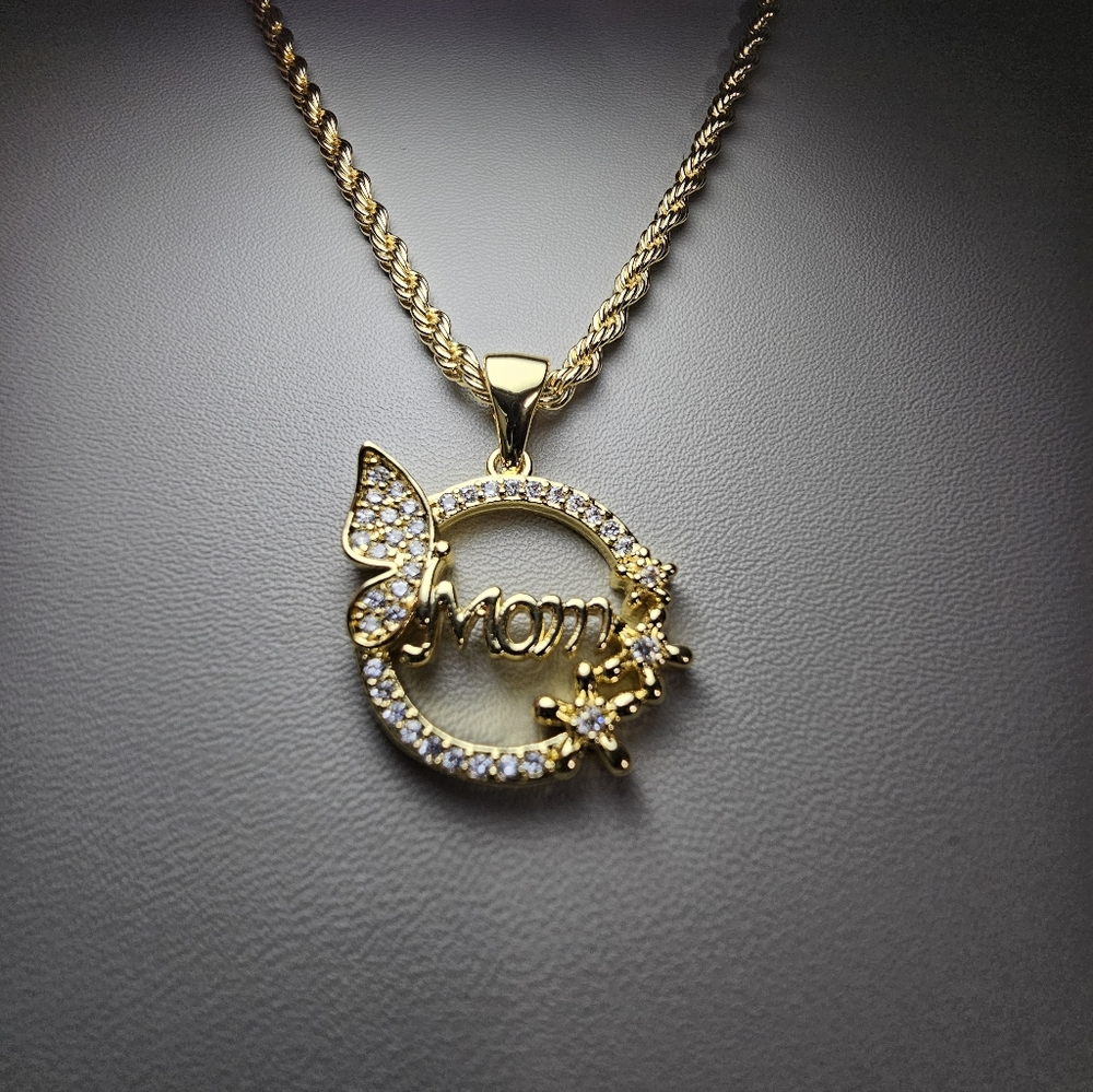 Elegant Gold 'Mom' Pendant Necklace